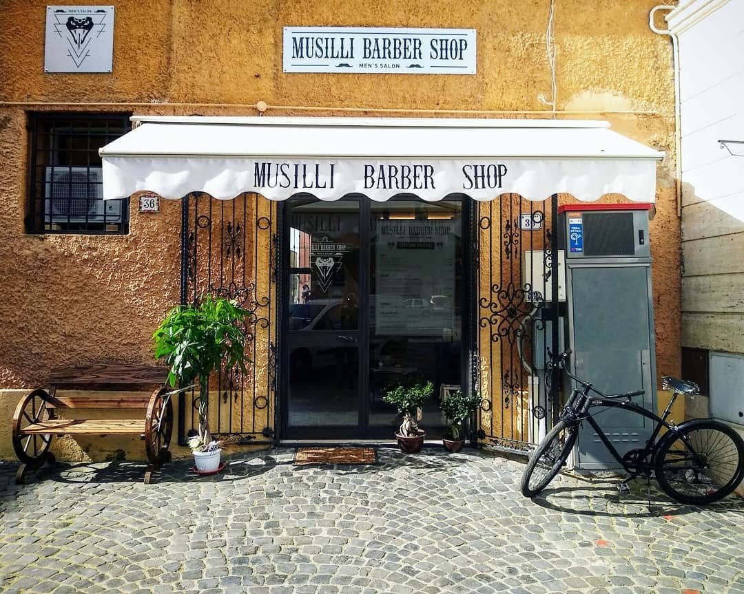 Vetrina del Musilli Barber Shop a Nettuno